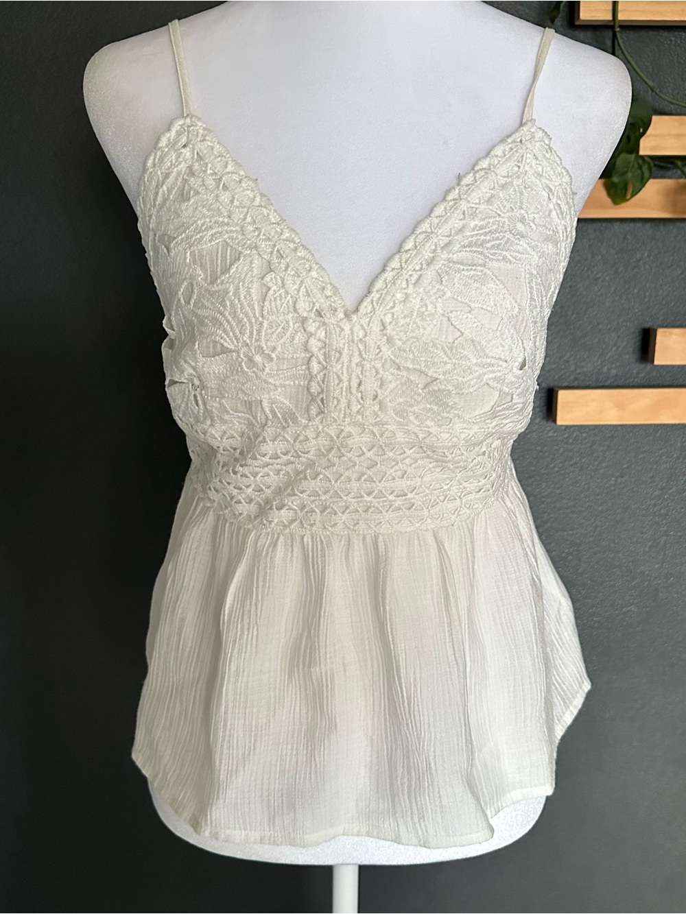 Shyanne Lace Crochet Peplum Cami Tank Top Ivory Boho Size S NWOT - Picture 2 of 7